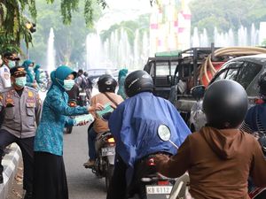 Asap Karhutla Menggila, TP PKK Pontianak Bagikan Masker Cegah ISPA