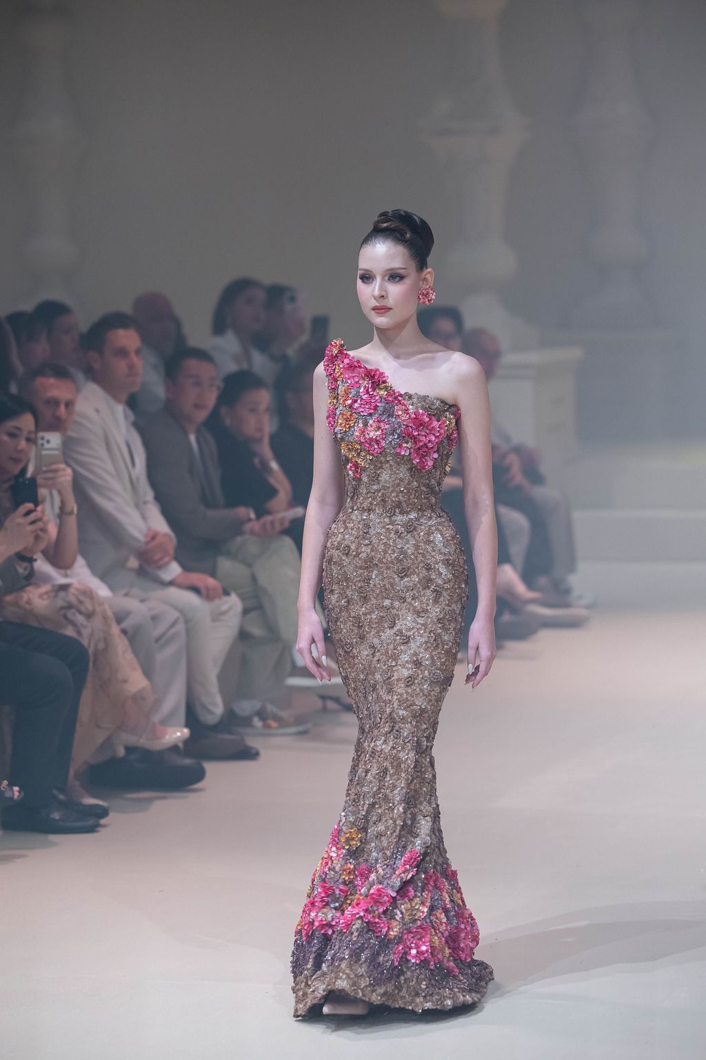 Koleksi Yogie Pratama di Langham Fashion Soiree 2026
