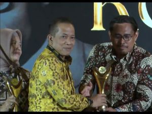Sukses Dorong Ekonomi Pesantren-Desa, Gubernur Jatim Raih Koperasi Awards
