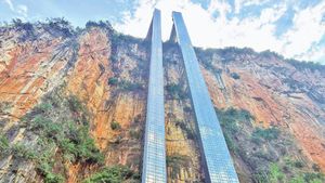 Penampakan Lift Tebing Setinggi 288 Meter di China