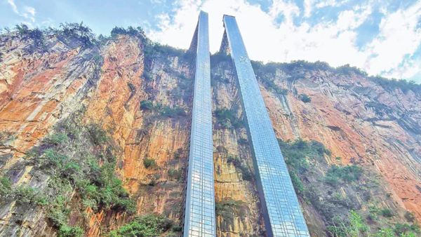 Penampakan Lift Tebing Setinggi 288 Meter di China