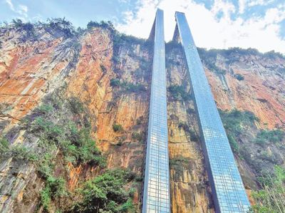 Penampakan Lift Tebing Setinggi 288 Meter di China