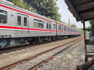 Detik-detik Warga Tewas Tertabrak KRL di Tebet, Korban Terlempar 10 Meter