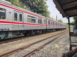 Detik-detik Warga Tewas Tertabrak KRL di Tebet, Korban Terlempar 10 Meter