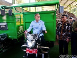 Zulhas Serahkan Hibah Armada Sampah ke Pemkab Banyuwangi