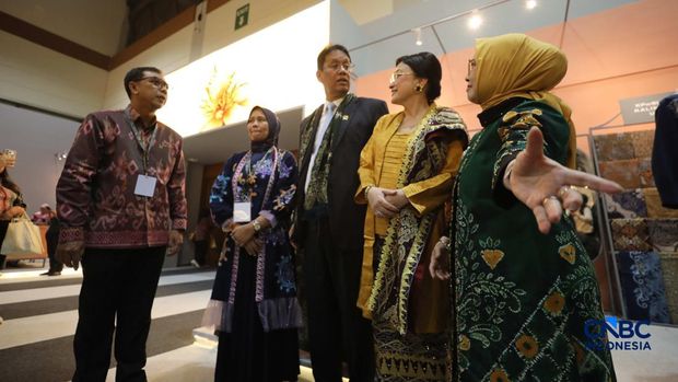 Menteri Keuangan (Menkeu) Purbaya Yudhi Sadewa berbincang dengan pelaku UMKM di aktivitas Karya Kreatif Indonesia (KKI) di Jakarta International Convention Centre (JICC) Jakarta 20-23 Agustus 2026). (CNBC Indonesia/Tri Susilo)