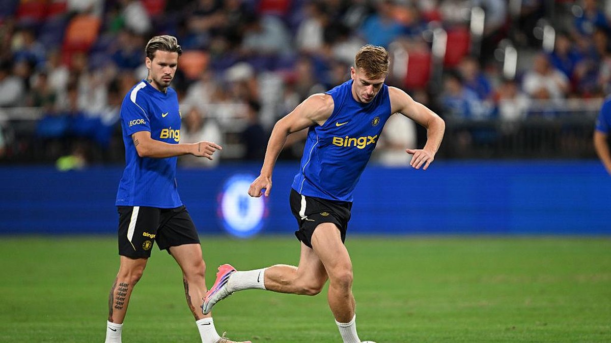 Mudryk (kiri) dan Delap saat ikut tur pramusim Chelsea ke Hong Kong. Keduanya kini berlatih terpisah dari skuad utama dan diprediksi akan pindah di musim panas ini. Foto: Chelsea FC via Getty Images/Darren Walsh