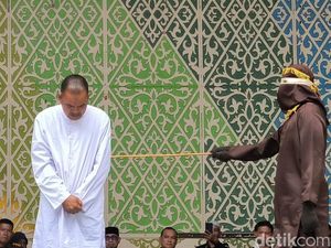 Orang Dekat Pimpinan DPR Aceh Dicambuk 22 Kali di Depan Umum karena Mesum