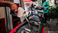 Benarkah Tuang Minyak Kayu Putih ke Tangki Bensin Bisa Bikin Irit?