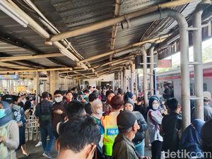 Perjalanan KRL Arah Jakarta Kota Terganggu, Penumpang Numpuk di Citayam