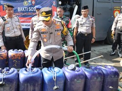 Polres Pasuruan Kota Salurkan Air Bersih ke Permukiman Pesisir