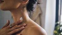 Wajah Glowing Tapi Leher Keriput? Ini Kata Dokter Kulit!