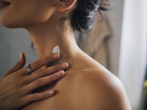 Wajah Glowing Tapi Leher Keriput? Ini Kata Dokter Kulit!