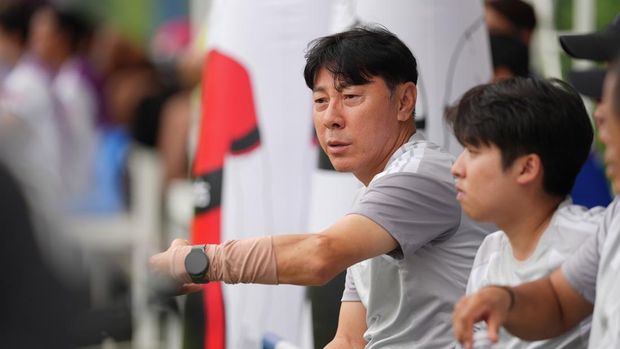 Persija Jakarta memetik kemenangan dalam laga uji coba pertama selama menjalani pemusatan latihan di Thailand. Macan Kemayoran mengalahkan Police Tero dengan skor 2-1.Pertandingan digelar di Alpine Football Camp Training, Bangkok, Rabu (19/8/2026). Pelatih Persija, Shin Tae-yong, menurunkan dua susunan pemain berbeda.Seluruh pemain yang tampil pada babak pertama diganti ketika pertandingan memasuki babak kedua. Dengan cara tersebut, Shin memberikan kesempatan bermain kepada seluruh pemain sekaligus memantau kondisi fisik dan kesiapan skuad.