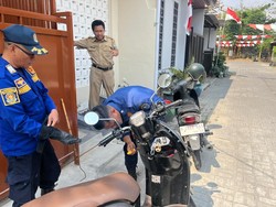 Dua Ular Menyelinap dalam Motor Warga Lamongan Dievakuasi Damkar