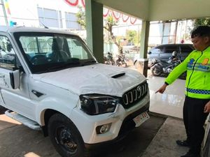 Mobil Pikap Kopdes Tabrak Pejalan Kaki-4 Motor di Pantura Batang