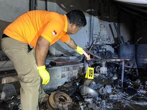 Rumah Diduga Tempat Penyimpanan BBM di Prabumulih Terbakar