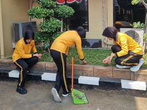 Gotong Royong Bersih-bersih Mako Polres Lamongan Jelang HUT ke-78 Polwan