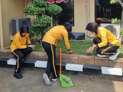 Gotong Royong Bersih-bersih Mako Polres Lamongan Jelang HUT ke-78 Polwan