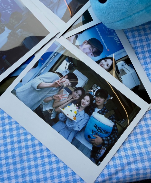 Bona mendapatkan kejutan ulang tahun dari tim produksi drama 'Dive into You' yang sedang menjalani proses syuting.