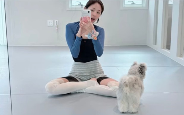 Chae Soo Bin membagikan momen manis saat sedang beristirahat di studio balet sambil bermain dengan hewan peliharaan.