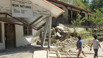 Jalur Darat Terputus, Bantuan Gempa NTT Dikirim Lewat Laut dan Udara