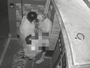 Heboh Aksi Bule dan 2 Wanita Seks Oral di Depan Garasi Rumah Warga