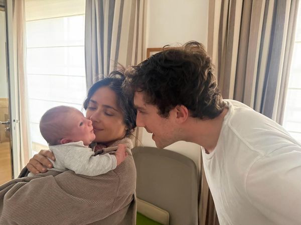Congrats! Salma Hayek Jadi Nenek