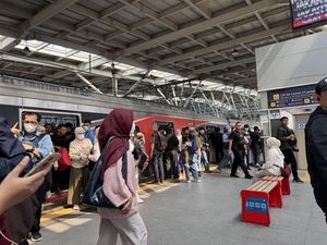 Cerita Anker Pasrah Telat Ngantor Usai Insiden Warga Tertemper KRL di Tebet