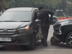 Viral Matel Masuk-masuk Kolong Mobil di GBK Diduga Gesek Nomor Rangka