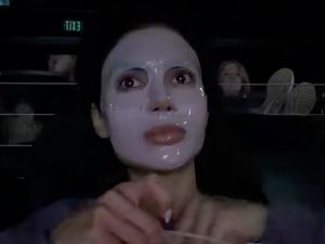 Influencer Viral Skincare-an Sambil Nonton Film di Bioskop, Tuai Kontroversi