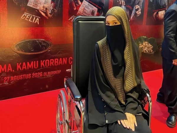 Tinandrose Berkursi Roda Hadiri Film Perdana Fiki Naki