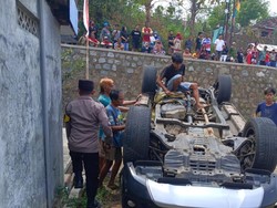 Gagal Nanjak, Fortuner Terjun Bebas-Terbalik di Wonogiri