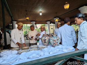 Piring & Guci Pusaka 6 Abad Dicuci di Siraman Panjang Kasepuhan