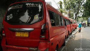 Trotoar Jadi Parkir Angkutan Umum, Pejalan Kaki Terpaksa Turun ke Jalan