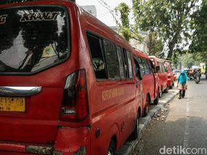 Trotoar Jadi Parkir Angkutan Umum, Pejalan Kaki Terpaksa Turun ke Jalan
