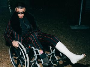 Gak Ada Lawan! Yungblud Tetap Crowdsurf Pake Kursi Roda Meski Kaki Patah
