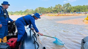Green Policing, Ditpolairud Polda Riau Bersihkan Sampah di Arena Pacu Jalur