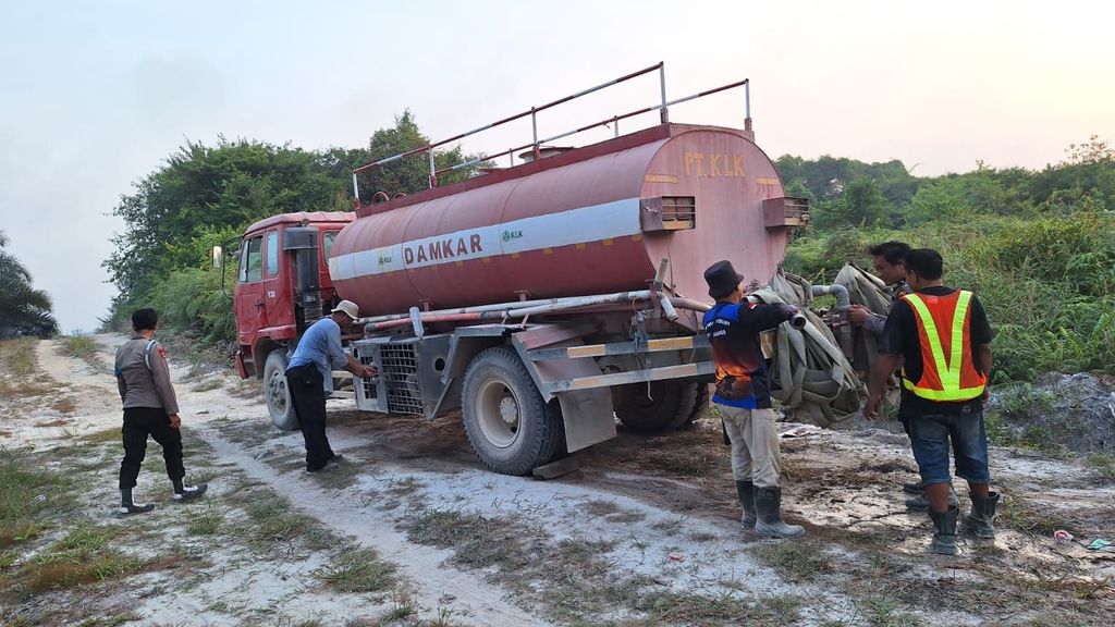 BPBD berbareng tim campuran berupaya memadamkan karhutla di Kabupaten Bulungan, Provinsi Kalimantan Utara, Selasa (18/8/2026). (Dok. BPBD Kabupaten Bulungan)