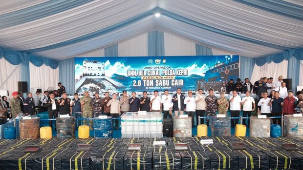 Ditjen Bea dan Cukai berbareng BNN dan Polri merilis tangkapan penyelundup 2,6 ton sabu cair dan 1,57 juta rokok ilegal. (Dok Humas DJBC)