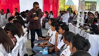 Duta Literasi Keuangan OJK Kenalkan Cara Atur Uang Saku ke Pelajar Rote Ndao