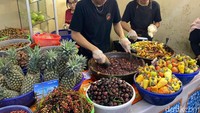 Yummy! Cicip Sate Jando dan Rujak Buni Viral di 'Kampoeng Tempo Doloe'