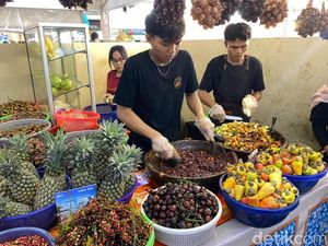Yummy! Cicip Sate Jando dan Rujak Buni Viral di Kampoeng Tempo Doloe