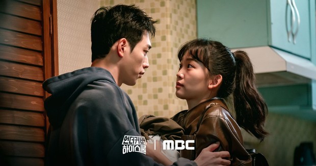 Jin Ki Joo dan Seo Kang Joon di Undercover High School/ Foto: MBC Jin Ki Joo dan Seo Kang Joon di Undercover High School/ Foto: MBC