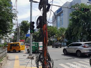 Keluhkan Kabel Semrawut di Jalan Diponegoro, Warga: Membahayakan