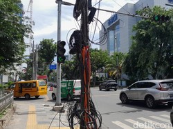 Keluhkan Kabel Semrawut di Jalan Diponegoro, Warga: Membahayakan