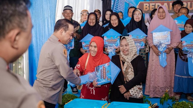 Kapolda Metro Jaya Komjen Pol Asep Edi Suheri meresmikan 35 rumah layak huni