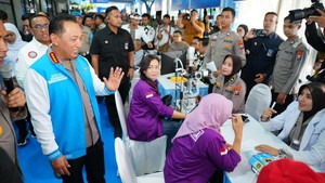 Kapolri Hadiri Baktikes di Jatim, 1.000 Warga dan Pekerja Dicek Medis Gratis