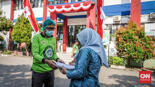 Kegiatan Makan Bergizi Gratis (MBG) di SMPN 23 Surabaya, Jawa Timur.