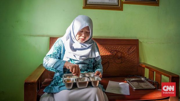 Kegiatan Makan Bergizi Gratis (MBG) di SMPN 23 Surabaya, Jawa Timur.